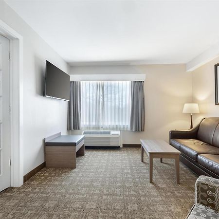Best Western Plus Windjammer Inn & Conference Center Burlington Exterior photo